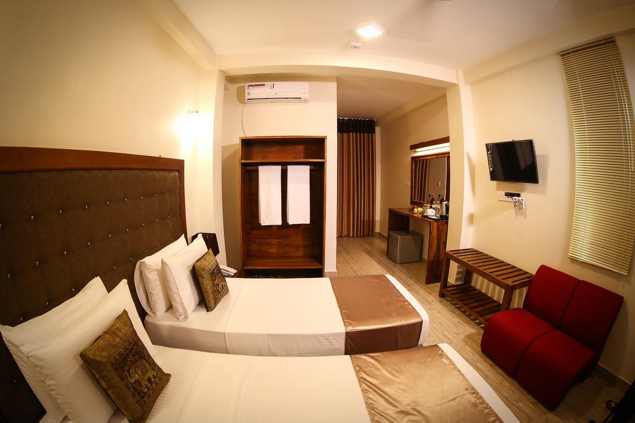 Vendol Maliga Edge Hotel แคนดี้ ภายนอก รูปภาพ