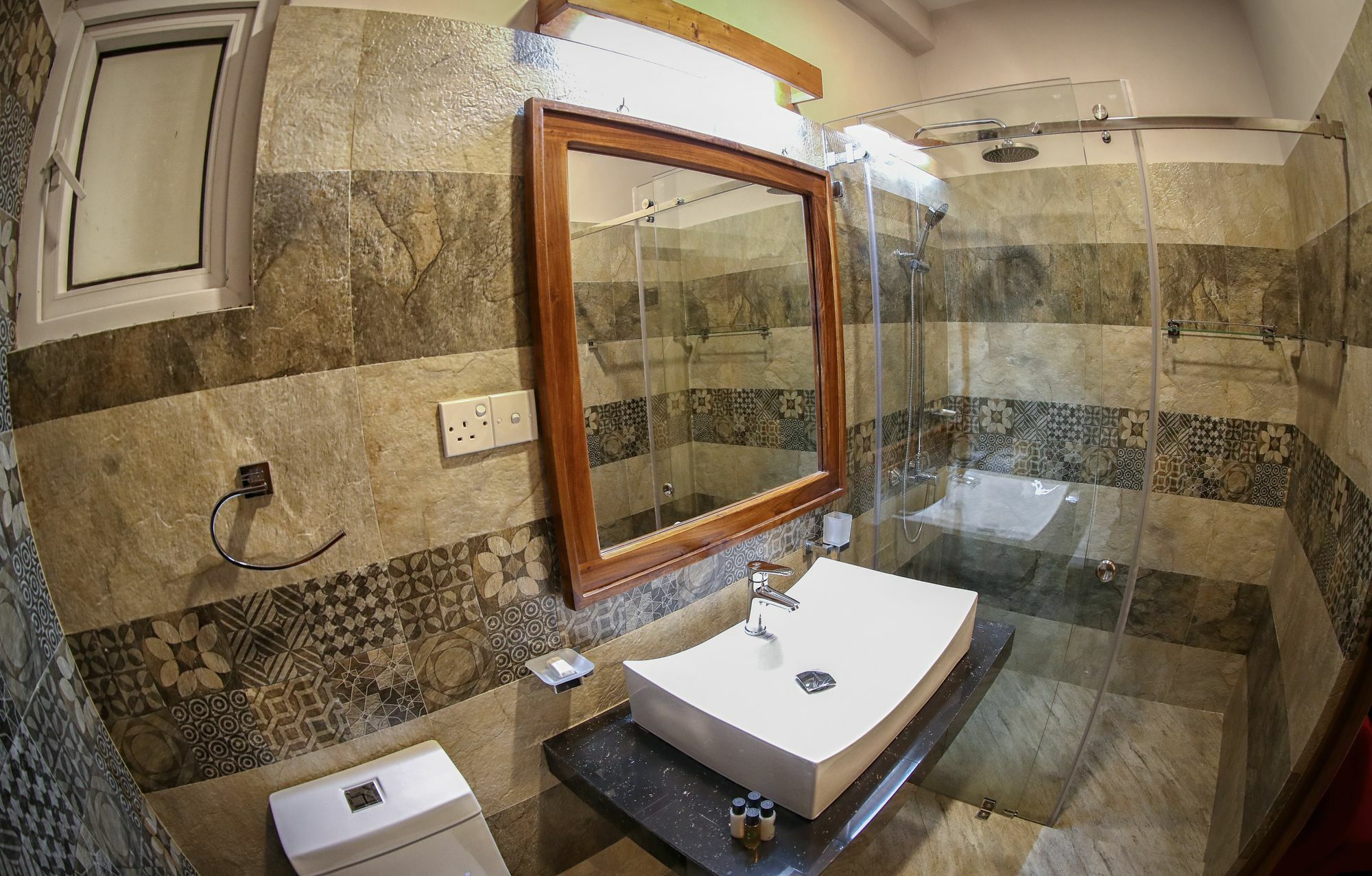 Vendol Maliga Edge Hotel แคนดี้ ภายนอก รูปภาพ